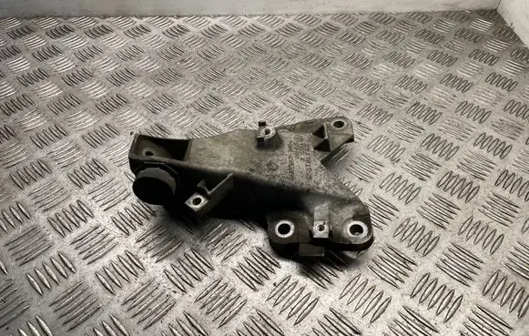 Engine mounting bracket