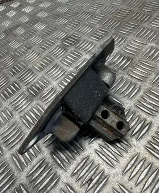Volvo XC90 Engine mount bracket 