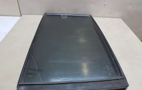 Mitsubishi Pajero Rear vent window glass 43R00033