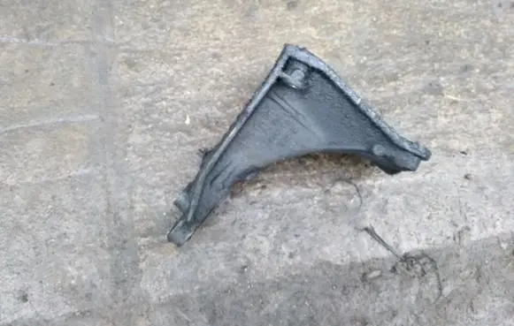 Volkswagen PASSAT B4 Engine mounting bracket