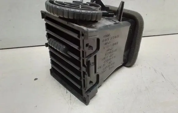Nissan X-Trail T30 Dash center air vent grill 68750EQ000