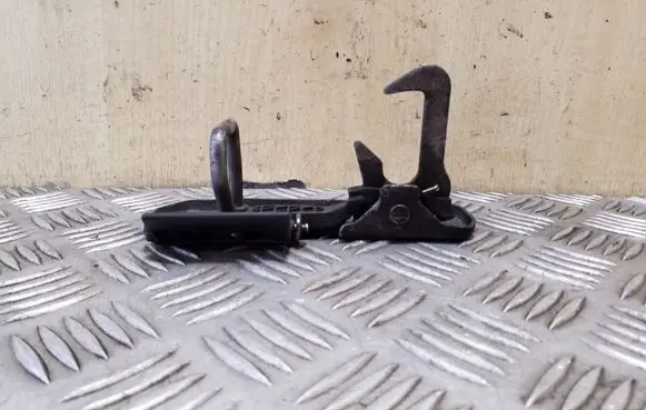 Volkswagen Tiguan Engine bonnet/hood lock/latch loop/hook 1K0823480