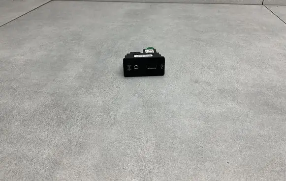 Volkswagen Golf VII USB socket connector 5G0035222E 5Q0035726E