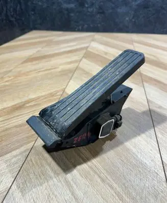 Mercedes-Benz E W212 Accelerator throttle pedal A2043000004