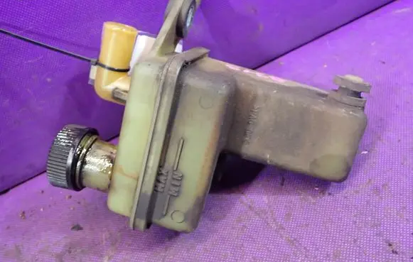 Mazda 3 I Power steering fluid tank/reservoir