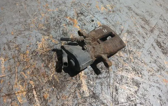 Volkswagen PASSAT B6 Rear brake caliper 