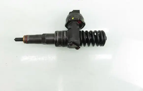 Volkswagen Golf V Fuel injector 0414720215 038130073AG