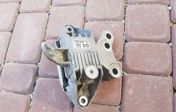 Opel Zafira C Engine mount bracket 13248544