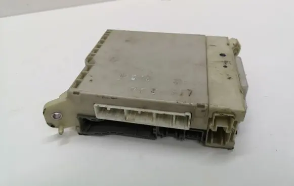 Lexus IS 220D-250-350 Fuse module 8273053050