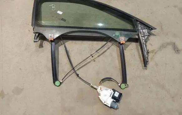 Audi A3 S3 8P Front door window/glass frame