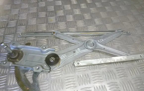Rear door manual window regulator