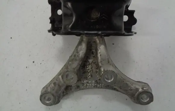 Citroen C4 Cactus Engine mount bracket 9678252080 9678251480