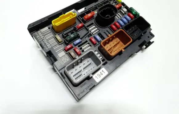 Citroen Berlingo Fuse module 9666700480 12356189