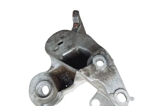 Engine mounting bracket