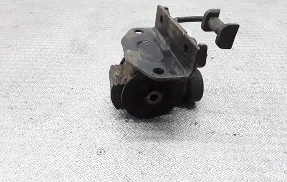Mazda MPV Engine mount bracket