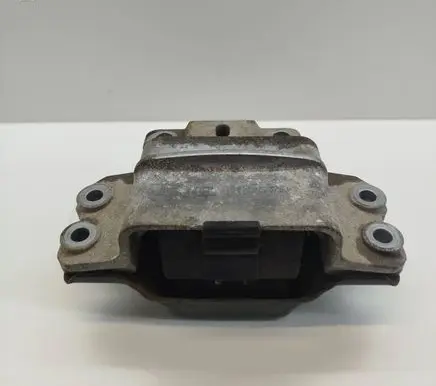 Volkswagen PASSAT B7 Engine mount bracket 3C0199555