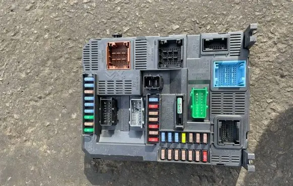 Citroen C4 Cactus Fuse module 9807532080 E1095294 20140701