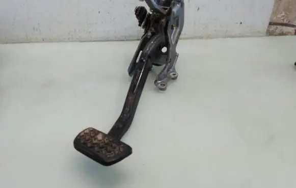 Toyota Prius (NHW20) Brake pedal 4B0330