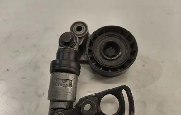 BMW 5 E34 Generator/alternator belt tensioner F821512