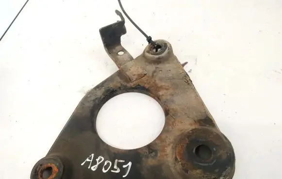 Engine mounting bracket
