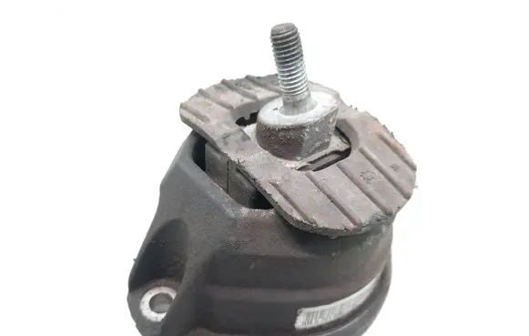 BMW 5 E60 E61 Engine mount bracket 6761090