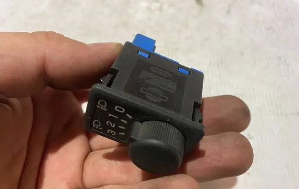 Nissan Primera Headlight level height control switch 37044a pa66