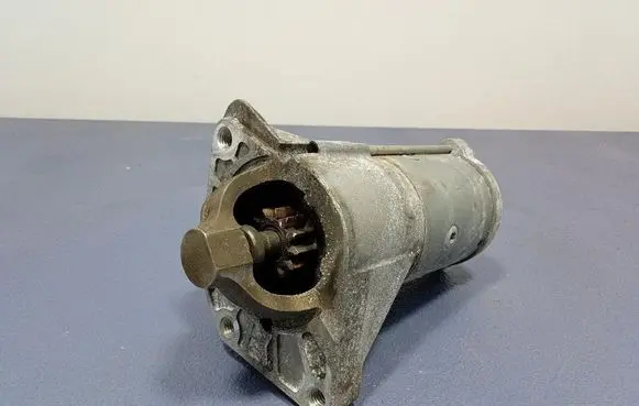 Opel Vivaro Starter motor 233000106R