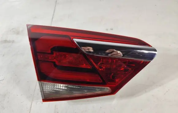 Tailgate rear/tail lights