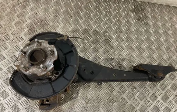 Toyota RAV 4 (XA40) Rear wheel hub spindle/knuckle