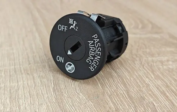 BMW 8 G16 Passenger airbag on/off switch 9483731
