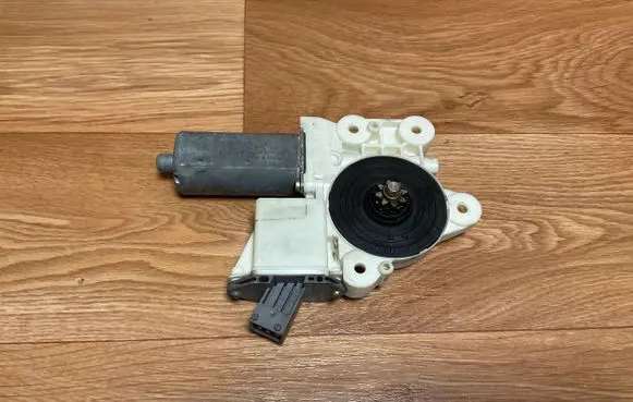 Toyota Avensis T250 Front door window regulator motor 0130822031