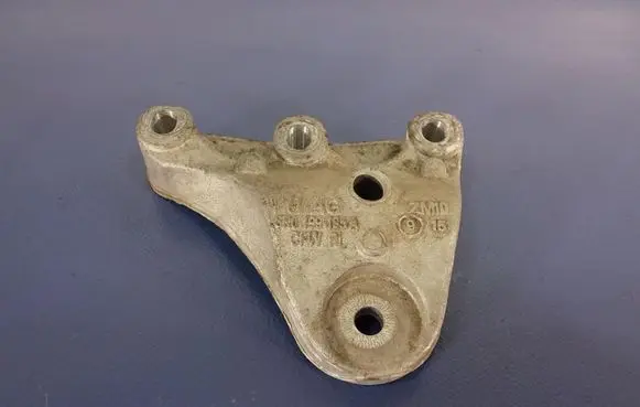 Engine mount vacuum valve