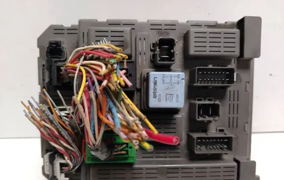 Peugeot 607 Fuse module GF10GB20