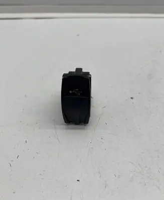 Mercedes-Benz E W212 USB socket connector 