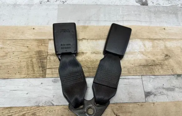 Toyota Yaris Rear seatbelt buckle 27SEP02 7H8520