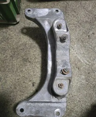 BMW 5 E39 Engine mounting bracket 1096106