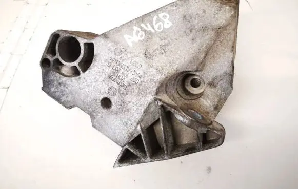 Engine mounting bracket