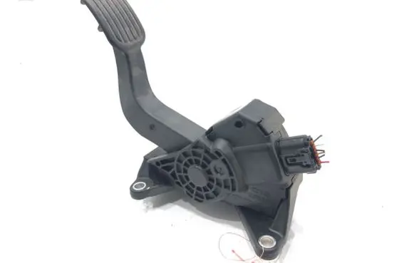 Accelerator throttle pedal