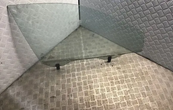 KIA Sportage Front door window glass four-door