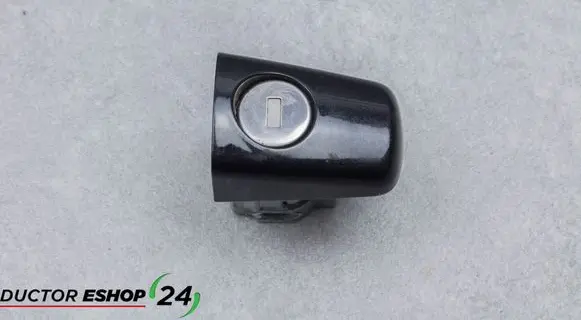 Opel Corsa E Front door lock (next to the handle) 
