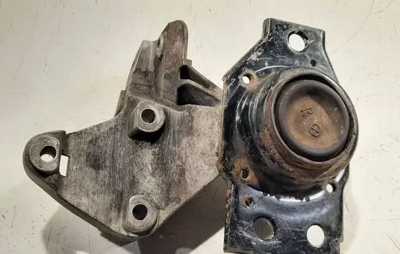 Nissan Qashqai Engine mount bracket