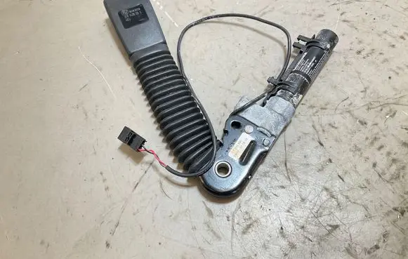 BMW 6 E63 E64 Front seatbelt buckle 7210890 709060