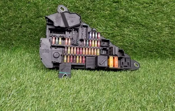 BMW 5 E60 E61 Fuse box set 690660105 690659905