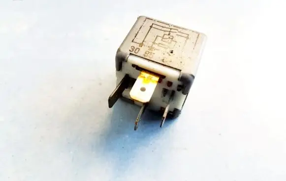 Volkswagen PASSAT B5 Other relay 899512000