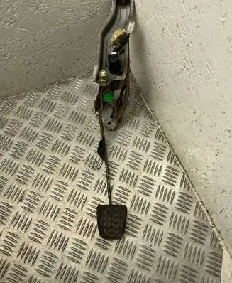 Toyota Yaris Clutch pedal 