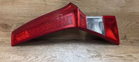 Volvo V70 Tailgate rear/tail lights 30678546 30678548