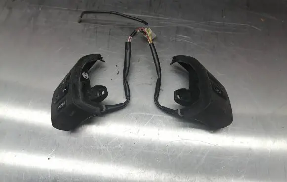 Lexus IS 220D-250-350 Steering wheel buttons/switches 75B458
