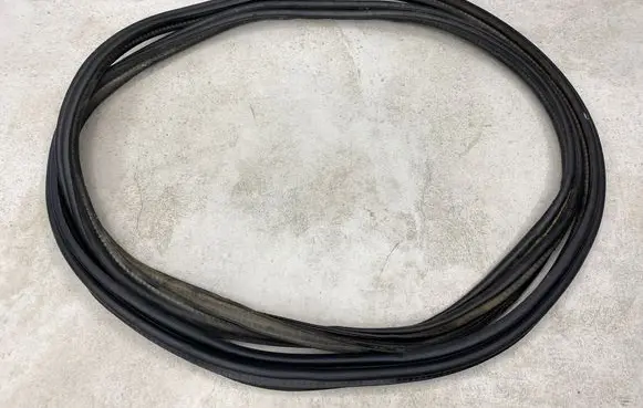 Trunk rubber seal (body)