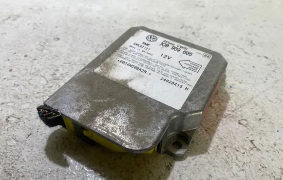 Volkswagen Golf V Airbag control unit/module 1C0909605