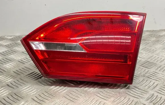 Tailgate rear/tail lights